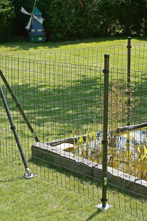 Gartenteich umrandet von einem Teichzaun