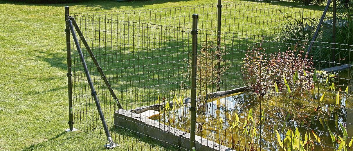 Gartenteich umrandet von einem Teichzaun